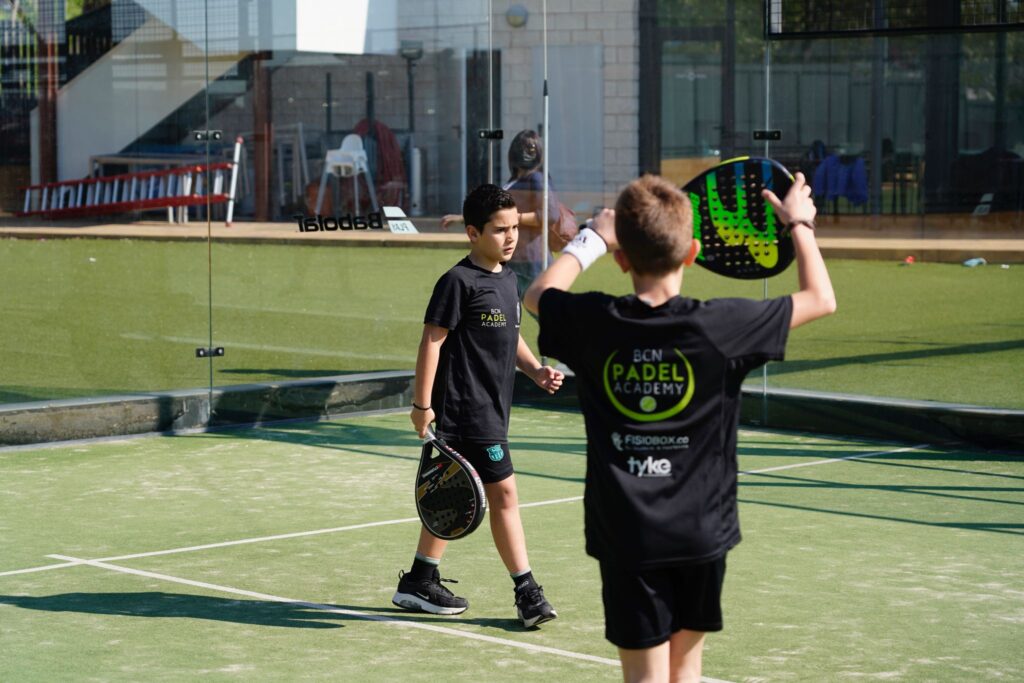 Jóvenes jugadores BCN Padel Academy entrenando - Academia Internacional de Pádel Barcelona programa competición juvenil