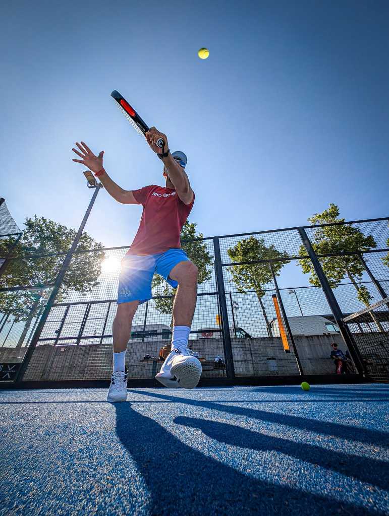 Saque dinámico pádel luz natural Barcelona España academia entrenamiento profesional