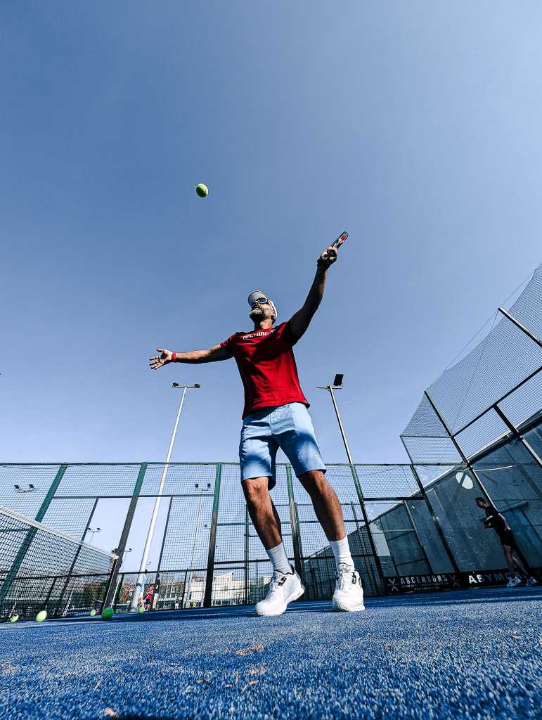 Entrenamiento saque profesional pádel Barcelona España academia técnica coaching