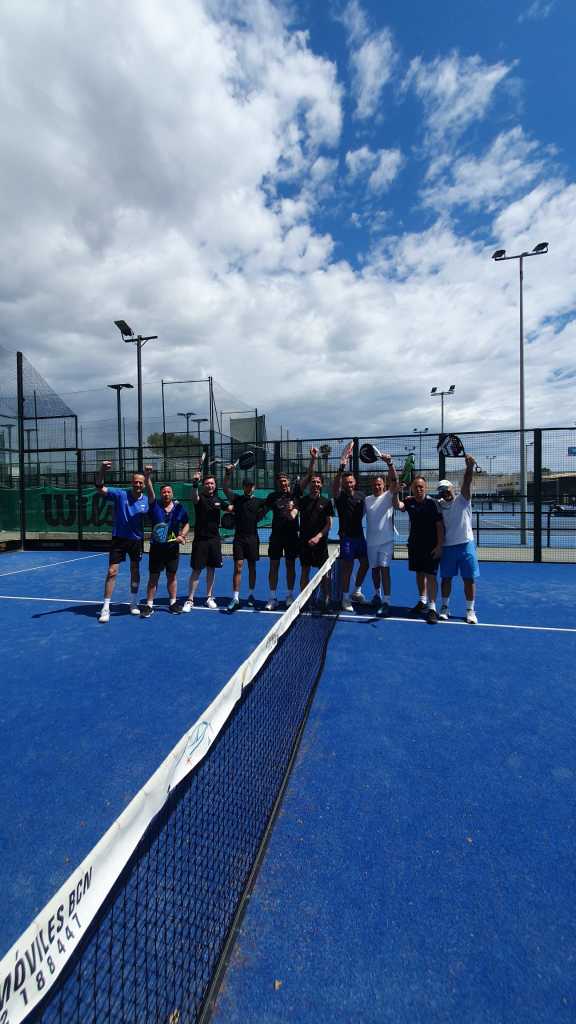 Celebración equipo pádel entrenamiento grupal Barcelona España academia éxito profesional