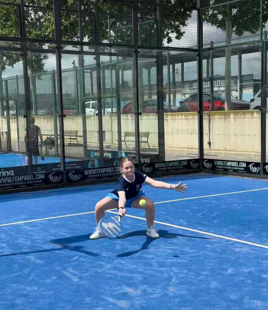 Women padel defensive position training Barcelona Spain professional academy Entrenamiento posición defensiva pádel mujeres Barcelona España academia profesional